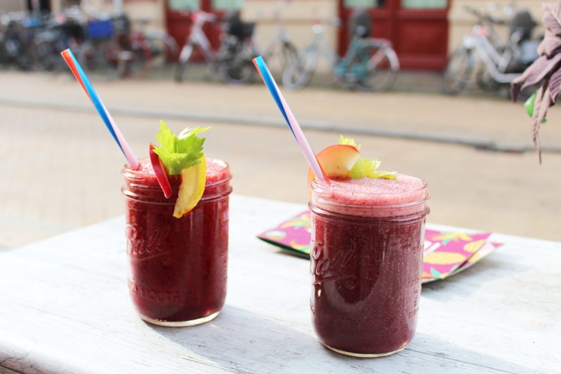 OUTFIT | ROZE SWEATER EN TASJE MET FRINGES