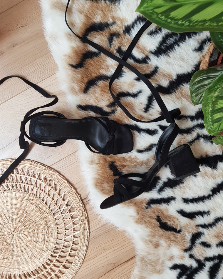 New in: De perfecte zwarte sandaaltjes van NA-KD!